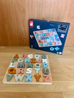 Janod Sweet Cocoon vkládací puzzle Abeceda 26 ks
